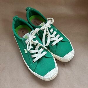 Cariuma OCA Low Pro Green Organic Cotton Canvas Sneakers. Size 8.5